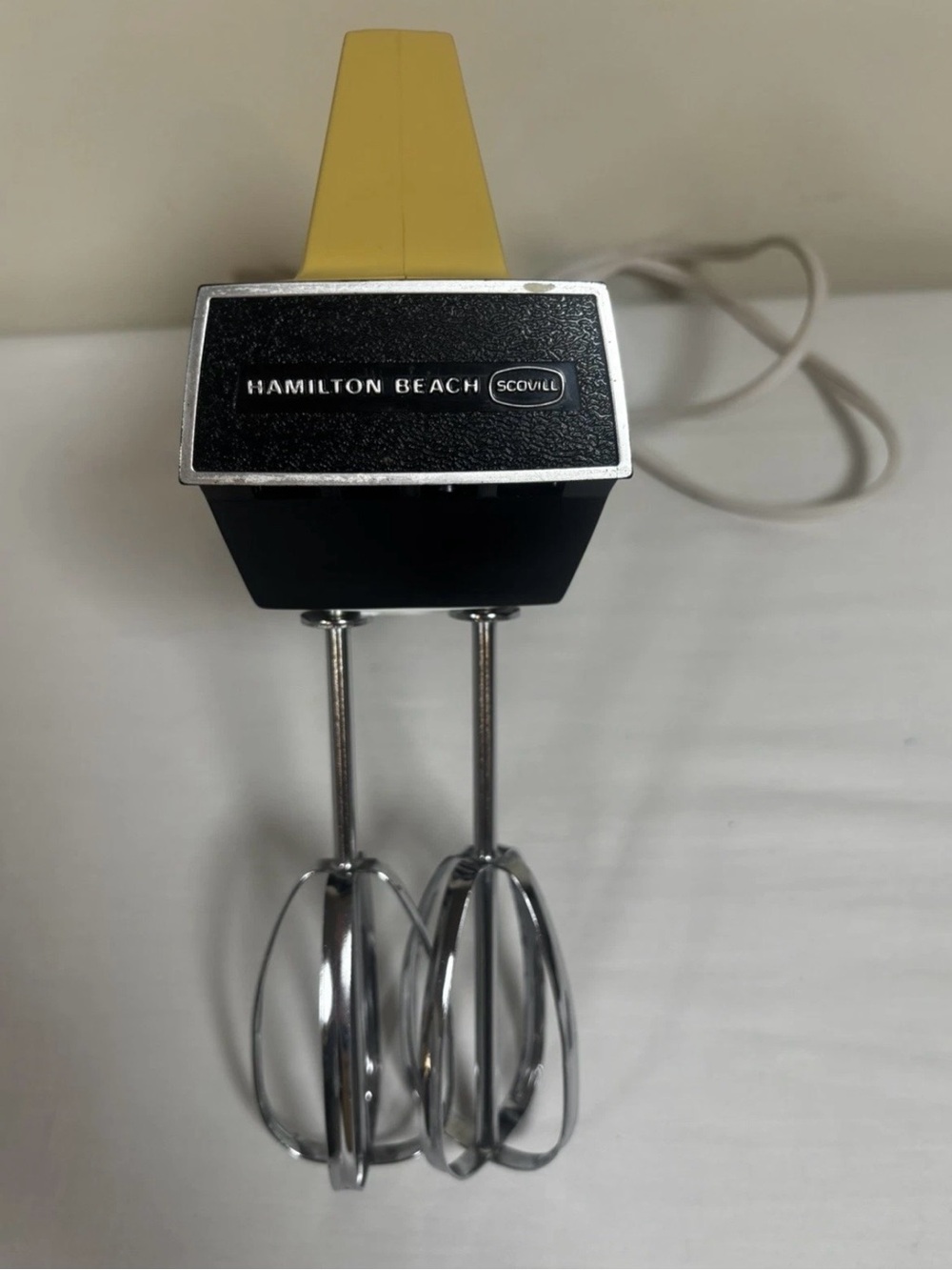Vintage EUC Hamilton Beach Harvest Gold 3 Speed Hand Mixer #107 w/Beaters Baking